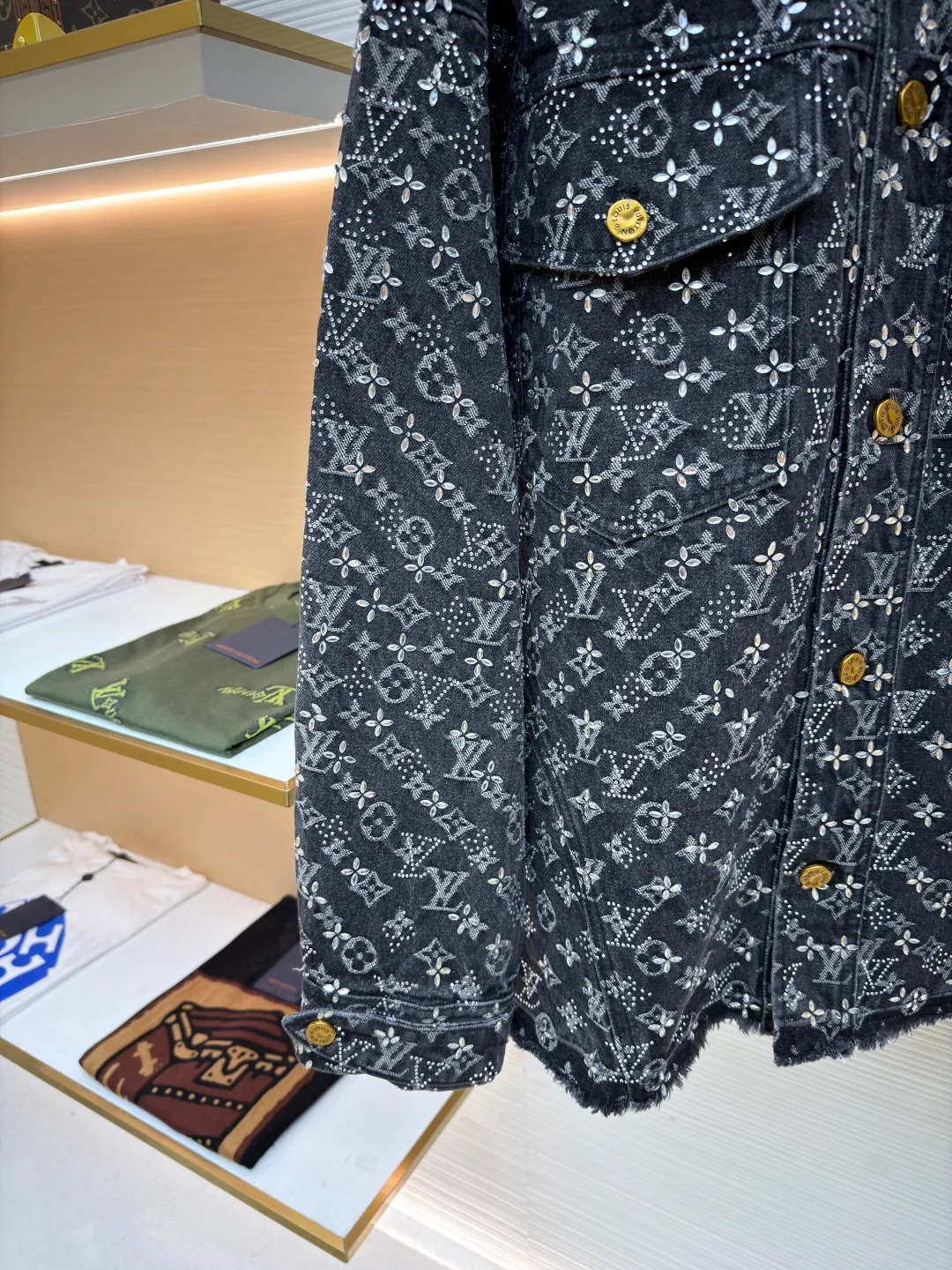 LOUIS VUITTON Presbyopia rhinestone jacquard denim jacket ●Original version: purchased and developed by 96009 ●Item number: 1681011-C55 ●Fabric: denim fabric ●Technology: jacquard rhinestone production ●Version: fitted version ●Weight: about 1475 grams ●Size: 46-48-50-52 ●Description: The fabric is sewn from denim, with a Monogram jacquard pattern printed all over, and diamond decorations using hot-drilling techniques to form the brand’s classic pattern. The waist is distressed and flocked leather, and the hardware is molded. The overall routing is straight and delicate, the fabric is comfortable and soft, and the color is consistent without color difference. It can be matched with the same style to create a fashionable look and control various occasions. Customized accessories, complete with three standards, the same style for men and women.